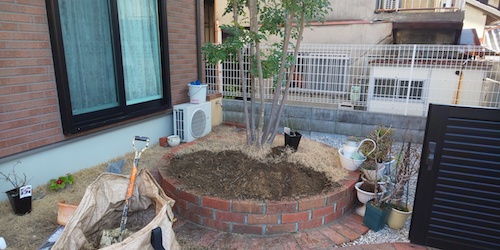 花壇の芝生を花に植え替え|玄関周りが地味なので明るくしたい(大阪市天王寺区)作業前
